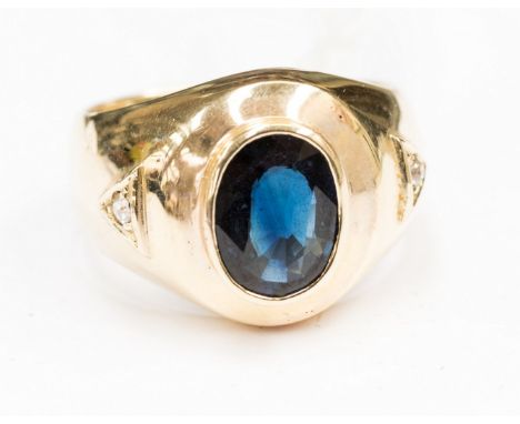 A blue sapphire single stone yellow gold signet ring with diamond set shoulders with triangle shape detail, size Twith a tota