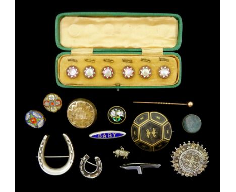 Victorian and later jewellery including two silver horseshoe brooches, gilt mother of pearl and enamel shirt buttons, in fitt