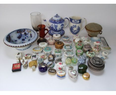 A quantity of various trinket boxes including Hammersley trefoil shaped example, a Royal Worcester black and white printed ex