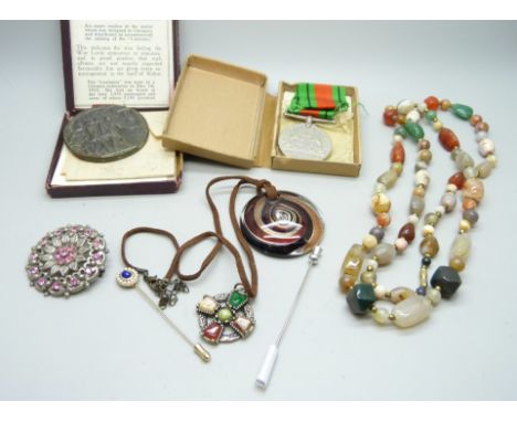 A vintage agate necklace, costume jewellery, a Defence Medal and a Lusitania medallion 