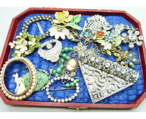 A collection of vintage jewellery 
