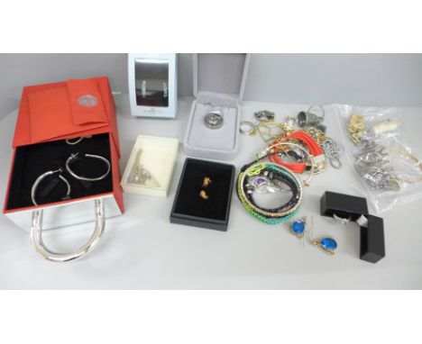 Assorted vintage and later jewellery 