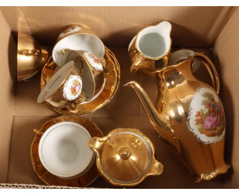 Oostenrijks verguld porseleinen koffieservies, 20e eeuw; Uitgevoerd met transfer print met afbeeldingen van figuren in landsc