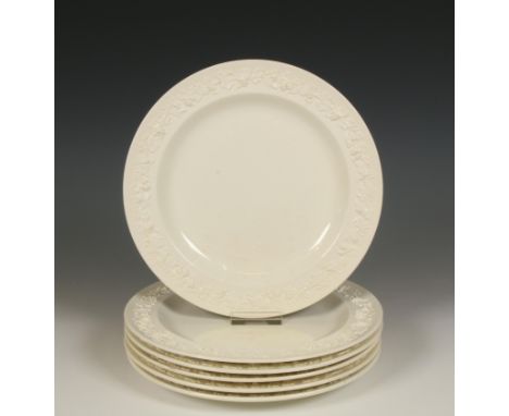 Wedgewood, zes creamware schotels, 19e eeuw; Uitgevoerd met druivenranken in reliëf. diam. 21 cm [6]