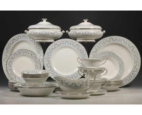 Wedgewood, porseleinen acht persoons servies, decor Dolphins; Bestaande uit twee dekschalen, zes dienschalen, vier schaaltjes