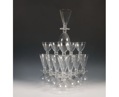 Kristallen glasservies met kantig geslepen knoop, Bestaande uit negen rode wijn glazen, zes witte wijn glazen, acht cognac gl
