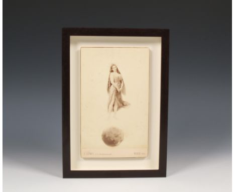 Historische fotografie: grote cabinet card, 'Alegoria del Sole', J. Löwy, k. k. Hofphotograph, Wien, 1889; Voorstellende de d