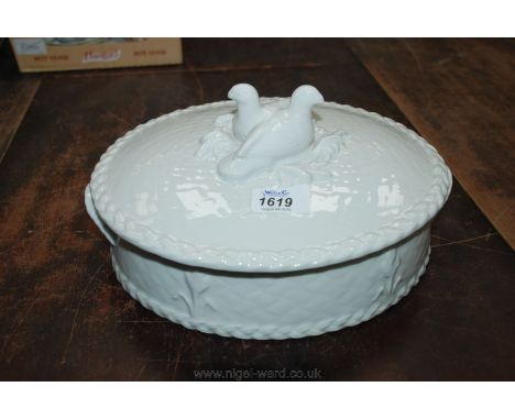 A modern Royal Worcester Parian gourmet oval china Tureen.