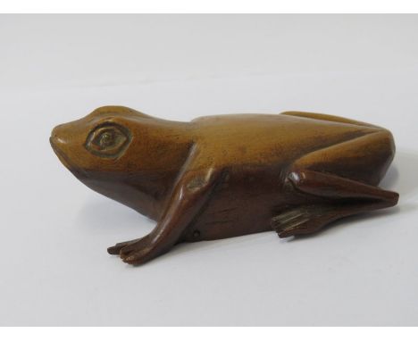 TREEN, carved wooden snuff box in the form of a frog, 10cm length 