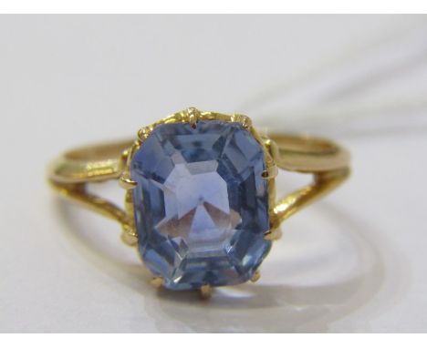 18ct YELLOW GOLD VINTAGE SAPPHIRE SOLITAIRE RING, spectacular cornflower Ceylon sapphire, slightly cushion rectangular cut, i