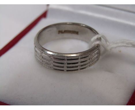 PLATINUM WEDDING BAND RING, engine turned style pattern, size K, approx. 6.3 grams 