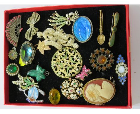 VINTAGE BROOCHES, collection of vintage brooches, including a jade style propellered type brooch, cameo, various stone set an