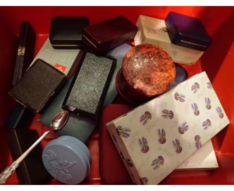 Collection of mixed jewellery boxes including some vintage examples. P&amp;P Group 3 (£25+VAT for the first lot and £5+VAT fo