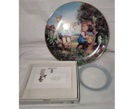 Hummel cabinet plate and a boxed Lladro pin dish. P&amp;P Group 2 (£18+VAT for the first lot and £3+VAT for subsequent lots) 