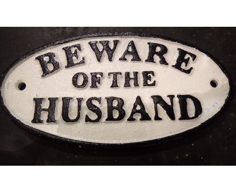 Cast iron Beware of the Husband sign, W: 12 cm. P&amp;P Group 1 (£14+VAT for the first lot and £1+VAT for subsequent lots) 
