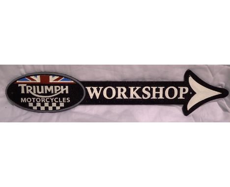 Cast iron Triumph Motorcycles workshop arrow, W: 40 cm. P&amp;P Group 1 (£14+VAT for the first lot and £1+VAT for subsequent 