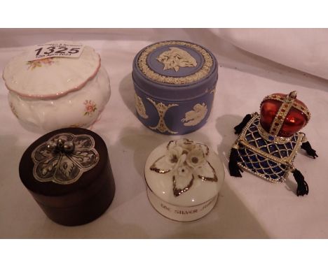 Small collection of trinket boxes including a Wedgwood example. P&amp;P Group 2 (£18+VAT for the first lot and £3+VAT for sub
