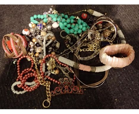 Mixed costume jewellery including bracelets. P&amp;P Group 1 (£14+VAT for the first lot and £1+VAT for subsequent lots) 