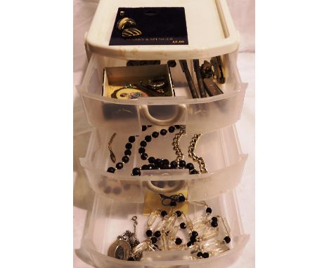 Box containing mixed costume jewellery and collectables to include brooches, bone handled knife and a vintage lighter. P&amp;