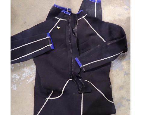 Naul Waveware mens wetsuit, size L. P&amp;P Group 2 (£18+VAT for the first lot and £3+VAT for subsequent lots) 