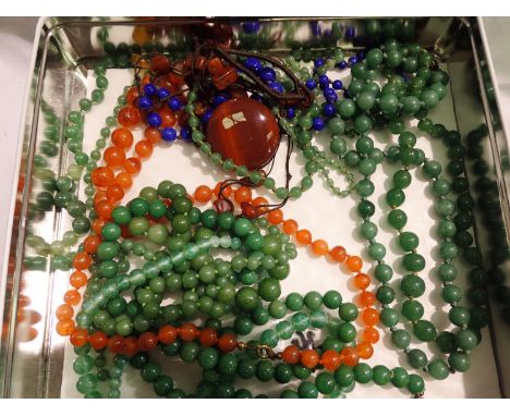 Mixed beads including malachite and carnelian. P&amp;P Group 1 (£14+VAT for the first lot and £1+VAT for subsequent lots) 
