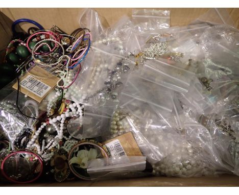 Collection of mixed costume jewellery. P&amp;P Group 2 (£18+VAT for the first lot and £3+VAT for subsequent lots) 