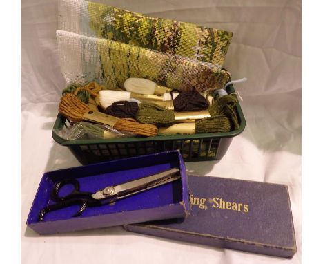 Tapestry kit and a boxed pair of pinking shears. P&amp;P Group 2 (£18+VAT for the first lot and £3+VAT for subsequent lots) 