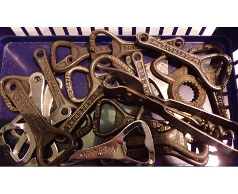 Collection of bottle openers including Guinness. P&amp;P Group 2 (£18+VAT for the first lot and £3+VAT for subsequent lots) 