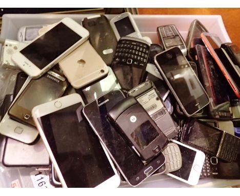 Mixed phones and tablets including iPhones. P&P Group 2 (£18+VAT for the first lot and £3+VAT for subsequent lots) 