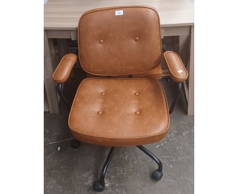 A Modern button backed leather computer chair [69x52x81cm] 