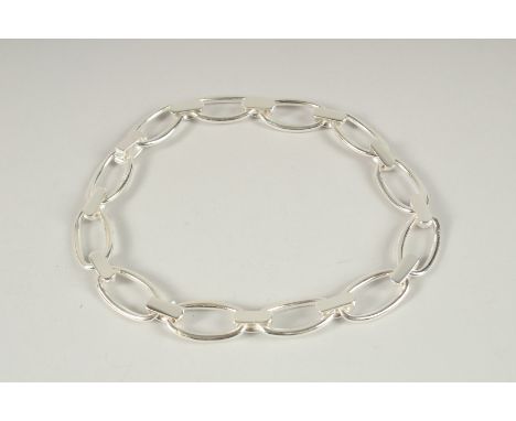 A HEAVY HALLMARKED STERLING SILVER OVAL LINK NECKLACE.