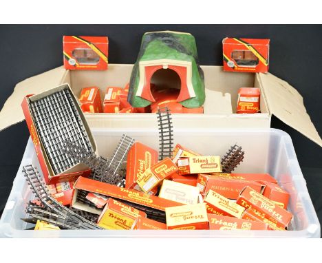 Collection of OO gauge accessories to include 19 x boxed Hornby &amp; Triang items of rolling stock featuring R216 Rocket Lau