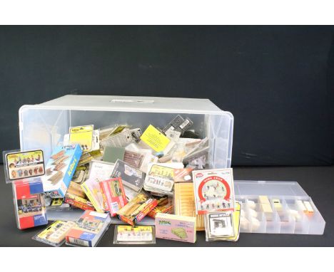 Collection of HO / OO gauge model railway trackside figures and accessories to include Bachmann, Atlas, Scenic Accenta, Walth