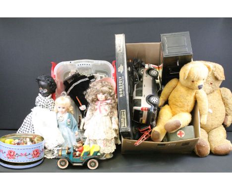 Collection of mixed toys to include  2 x jointed bears (1 x with working growler), 4 x tinplate model vehicles, 1 x Nylint Co