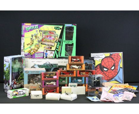 Collection of various toys and games to include boxed Playmates Teenage Mutant Ninja Turtles Billboard Breakout, boxed 1/12 s