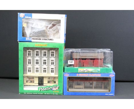 Four boxed O gauge trackside models to include 2 x Bachmann Plasticville (45315 Apartment Building &amp; 45317 Covered Bridge
