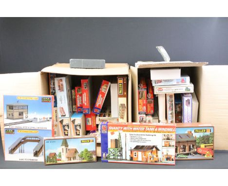 39 Boxed HO/OO gauge plastic and wooden trackside model kits to include Kibri, Bachmann, Hornby, Faller, Cornerstone, Model P