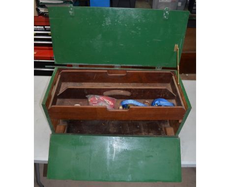Wheeled wooden tool chest with pull-out tray, with 2 ratchet straps. W75.5 D35 H34cm 