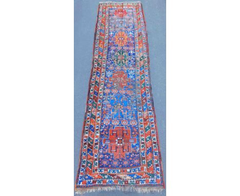 Schah-Savan Teppich. Läufer. Antik.358 cm x 101 cm. Handgeknüpft. Wolle auf Wolle. Naturfarben. Circa 140 - 180 Jahre alt. Zu