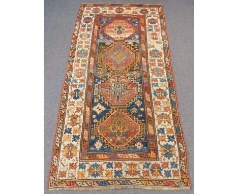 4 Medaillon Kasak Teppich mit Krabbenbordüre.267 cm x 137 cm. Handgeknüpft. Wolle auf Wolle. Antik, wohl noch 19. Jahrhundert