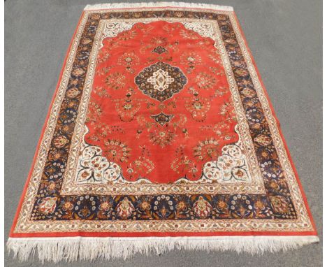 Seidenteppich. Extrem feine Knüpfung.306 cm x 217 cm. Handgeknüpft. Seide auf Seide. Hereke-Muster. Zustand siehe Fotos. Vers