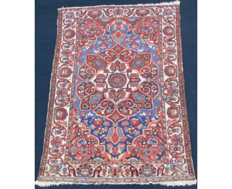 Bachtiari Teppich. Stammesteppich. Circa 70 - 90 Jahre alt.197 cm x 135 cm. Handgeknüpft. Wolle auf Wolle. Wohl Naturfarben. 