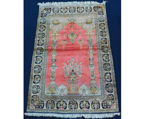 Qum Seide. Teppich. Sehr feine Knüpfung.169 cm x 109 cm. Handgeknüpft. Seide auf Seide. Mirhab Motiv. Zustand siehe Fotos. Ve
