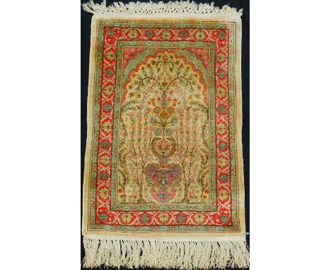 Hereke Seide Teppich. Türkei. 16 x 16.67 cm x 46 cm. Handgeknüpft. Seide auf Seide. Verrückt feine Knüpfung. 1600 KPSI. Zusta
