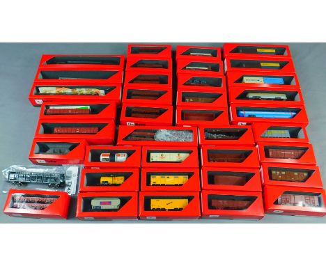 Konvolut  Güterwaggons. Meist "Lima". H0.Ca. 42 Stück. In Verpackungen von "Auhagen" (Modellbahnzubehör). Teilweise 2 Waggons