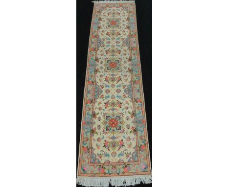 Täbris Läufer Teppich. Sehr feine Knüpfung.344 cm x 81 cm. Handgeknüpft. Korkwolle und Seide auf Baumwolle. Wohl unbenutzt, a