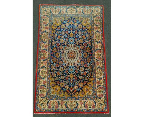 Isfahan Teppich. Extrem feine Knüpfung.170 cm x 103 cm. Handgeknüpft. Korkwolle auf Seide. Zustand siehe Fotos. Versand kann 