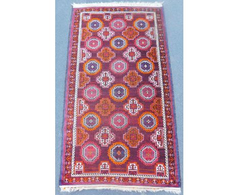 Belutsch Stammesteppich. Antik.202 cm x 116 cm. Handgeknüpft. Wolle auf Wolle. Wohl Naturfarben. Circa 90 - 140 Jahre alt. Zu