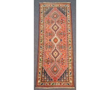 Yalameh Teppich.202 cm x 81 cm. Handgeknüpft. Wolle auf Wolle. Zustand siehe Fotos. Versand kann organisiert werden.Yalameh c