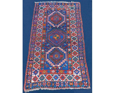 Kasak. Teppich. Kaukasus. Antik.230 cm x 129 cm. Handgeknüpft. Wolle auf Wolle. Naturfarben. Circa 110 -130 Jahre alt. Zustan